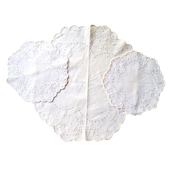 Vintage Lot 3 Round Linen Plate Doilies White Embroidery Floral Daisy - Picture 1 of 7